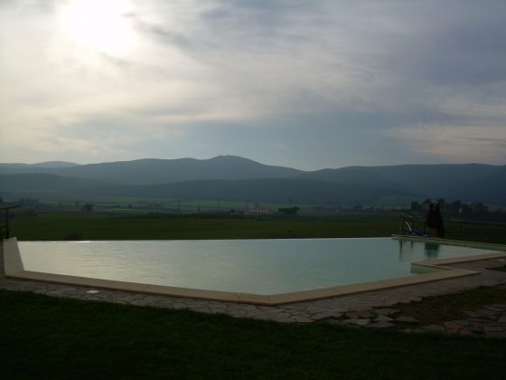 Piscina di Design a Sfioro Panoramico Crepuscolo